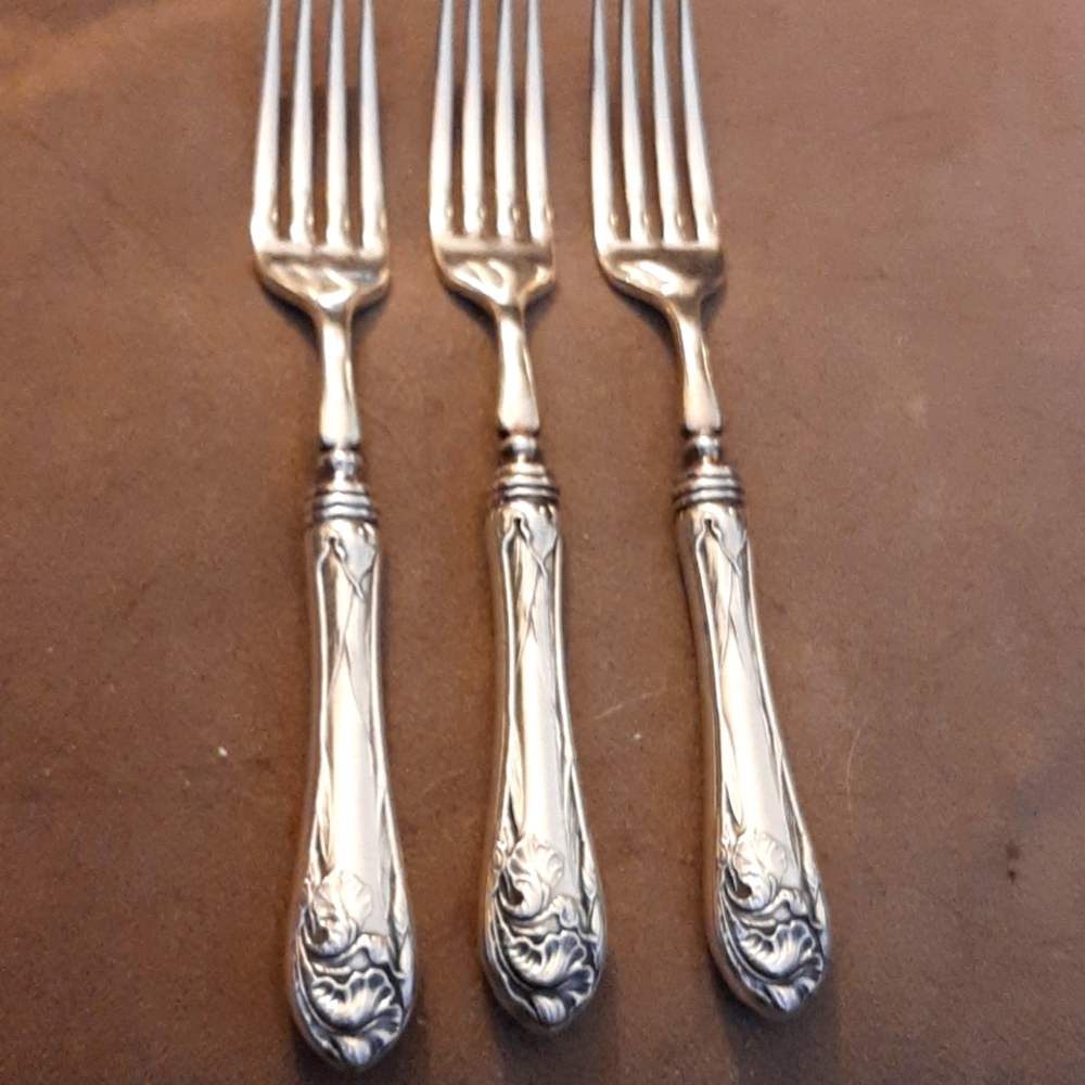 1904 Community FLOWER DE LUCE hollow handled forks.
